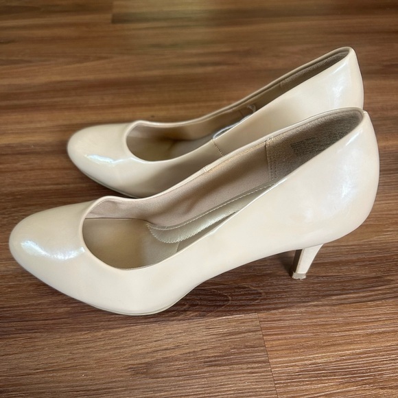 Comfort Plus Womens 7.5 Wide Nude Beige Heels Pumps by Predictions Memory Foam - Picture 1 of 9